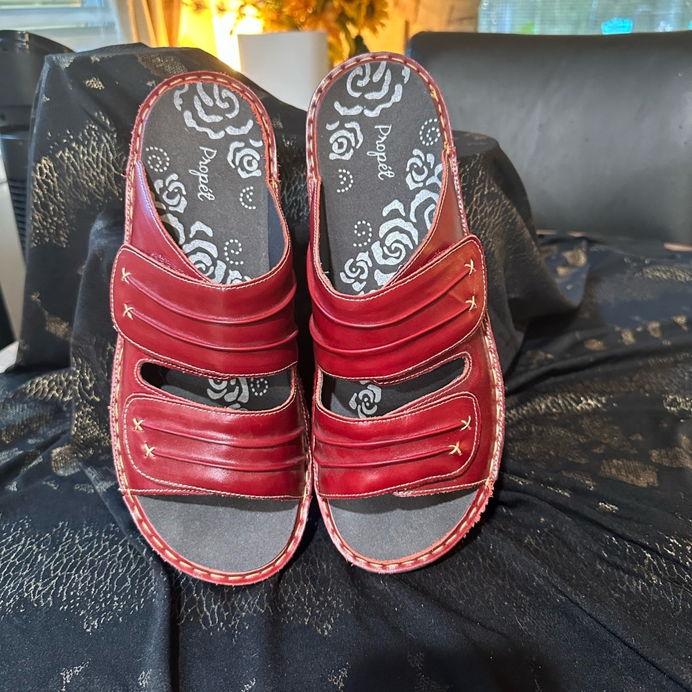 Proper orthotic sandals
